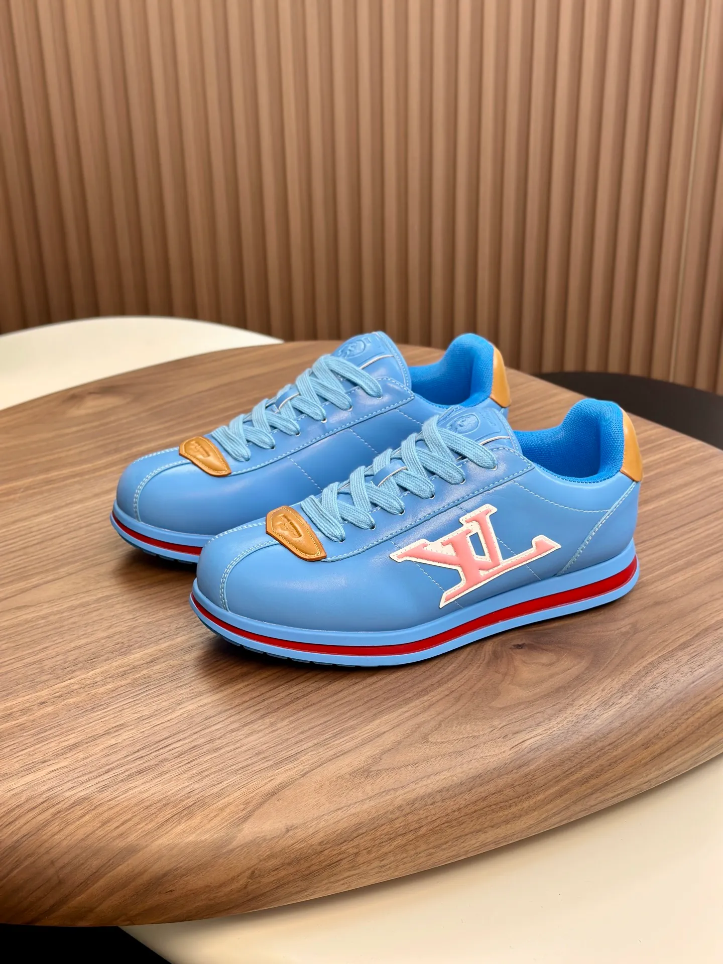 Factory direct sale ¥700💰Full set of packaging💰Top version LV-Louis Vuitton-Classic catwalk new style 1:1 developed replica of the original version! ! The upper foot is very comfortable. It is made of luxurious materials and fine workmanship. The midsole is printed with English letters "Made in Europe". The upper is made of calfskin imported from Italy. The side is decorated with the brand's LOGO and signature. The latest latex foot pads and mesh lining make the foot feel super comfortable. The original two-color TPU combination outsole is specially provided by the original factory. Bag technology Goodyear stitched edges Fabric: Exclusive custom first-layer cowhide Accessories: Exclusive private model Vuitton logo, lining: Customized silk mesh lining - first-layer silk cowhide lining Outsole: TPU combination outsole wear-resistant, non-slip and anti-yellowing Foot pads: new latex pads-mesh sweat-absorbent Counter technology: fully computerized sewing machine wire drawing Toe box back cover Hot and cold shaping Full set of pull-top last with medium and low logo pattern Counter packaging - Shoelaces, certificates, cards, instructions, certificates of quality, dust bags, the most comprehensive packaging on the Internet, men's size 339-44 (38/45 custom-made, non-refundable!
